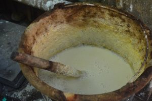 Badhek atau air Nira yang ditampung dalam ember - obyek nderes - potensi ekonomi - Desa Bumiharjo