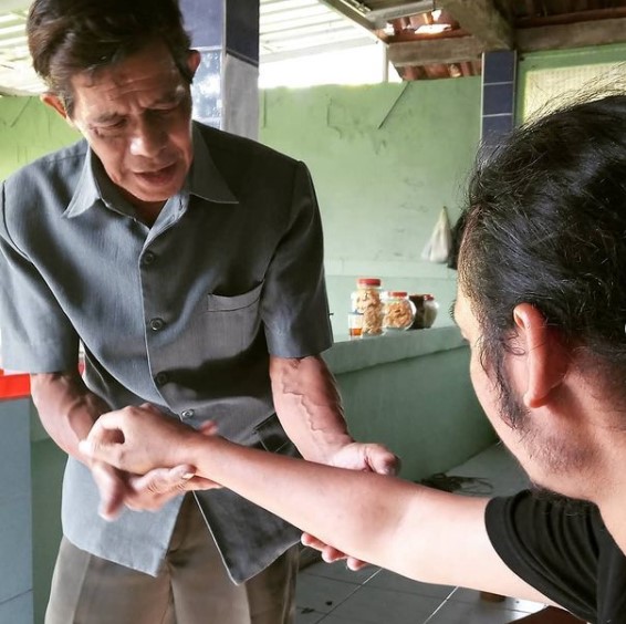 Budaya Spiritual Desa Borobudur - Pengobatan Pak Tarmin