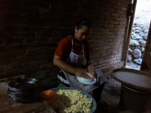 Kuliner lempeng desa Bigaran - proses pembuatan adonan