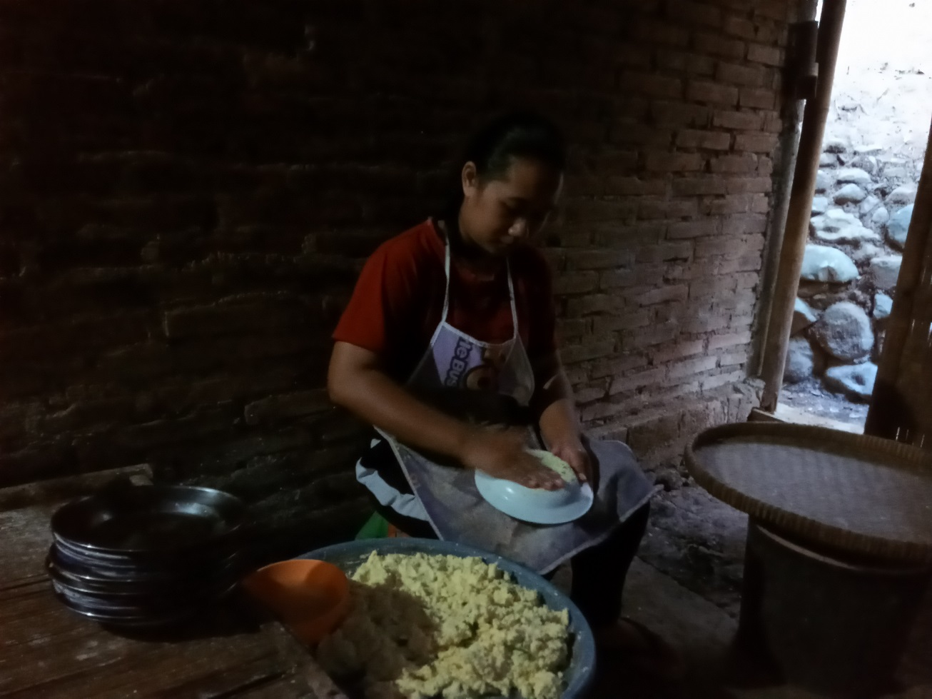 Kuliner lempeng desa Bigaran - proses pembuatan adonan
