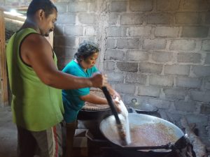 Kuliner tradisonal jenang sirat dusun Dawung Desa Bigaran Borobudur- proses masak diaduk 3 jam