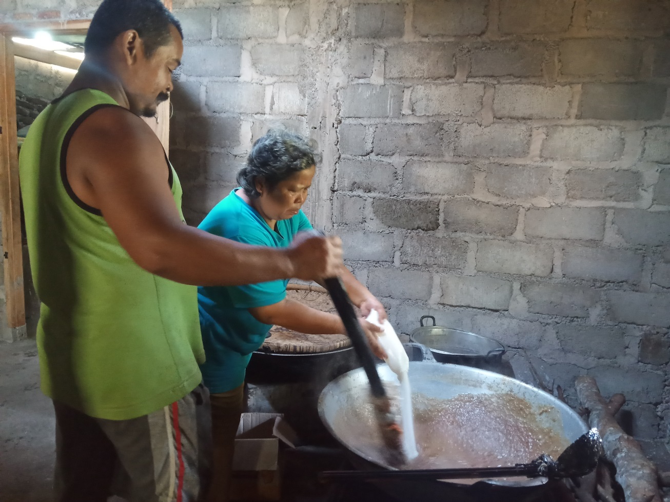 Kuliner tradisonal jenang sirat dusun Dawung Desa Bigaran Borobudur- proses masak diaduk 3 jam