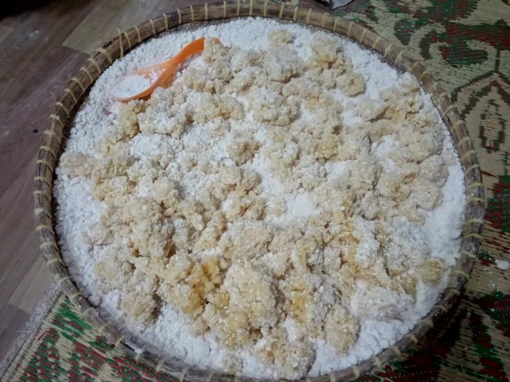 Makanan tradisional berbahan singkong - Geblek - Desa Bigaran Borobudur-pembuatan adonan geblek