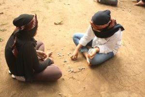 Permainan tradisional Desa Bigaran -dakon 1