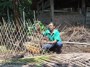 Tlisik dari bambu apus di Desa Bigaran Borobudur-Pak Suwito merakit tlisik