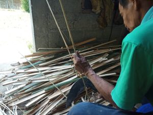 Tlisik dari bambu apus di Desa Bigaran Borobudur-pak Suwito membuat tlisik