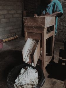 makanan-tradisional-slondok-di-desa-Bigaran-Borobudur-proses-penggilingan.jpg