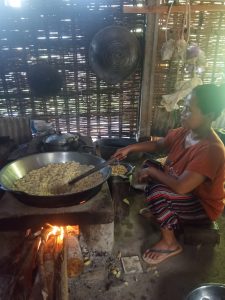makanan tradisional slondok di desa Bigaran Borobudur-proses penggorengan