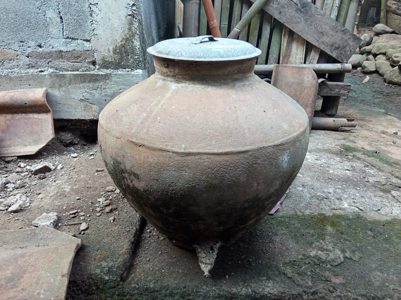 teknologi tradisional padasan untuk menyimpan dan mengatur air - Desa Bigaran Borobudur