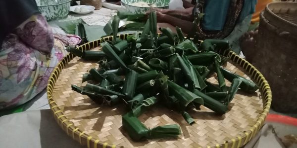 Bagi masyarakat pedesaan, berbagai wadah yang berasal dari bambu menujukkan betapa banyaknya kegunaan bambu. Di satu sisi daun pisang menjadi salah satu bahan alami yang digunakan untuk mengemas dan mengolah berbagai makanan
