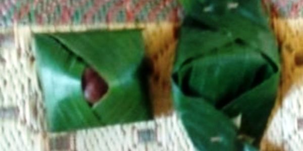Pengetahuan-tradisional-tehnik-bungkus-daun-pisang-desa-Wringinputih1