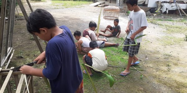 Permainan-rakyat-dan-olah-raga-tradisional-tembak-tembakan-gedebog-pisang-Desa-Kembanglimus-02