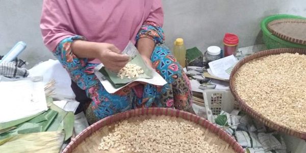 Potensi-ekonomi-Makanan-tradisional-dan-kuliner-produksi-Emping-dan-Tempe-Desa-Ngargogondo-2