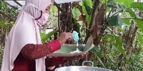 Potensi-ekonomi-bubur-sayur-dengan wadah daun pisang di Desa-Kembanglimus-03